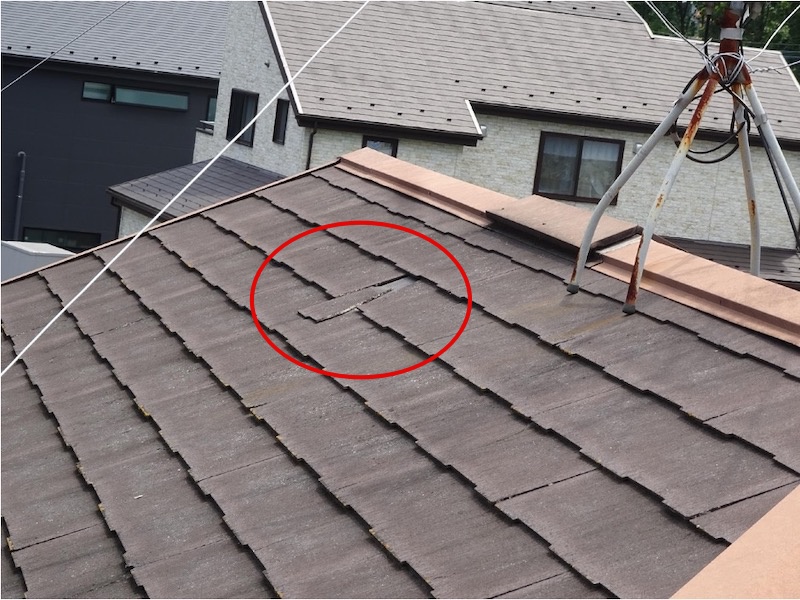 火災保険給付金の対象事例｜飛来物による屋根の割れ